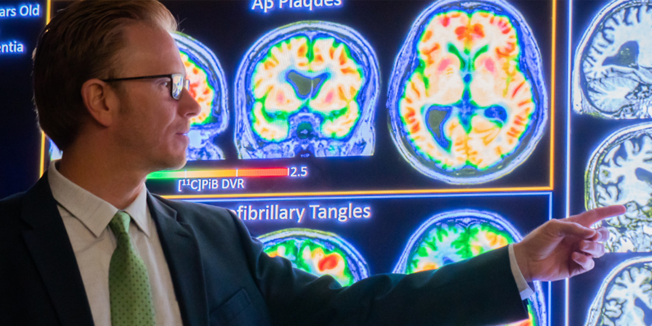 Scientists reviews brains scans