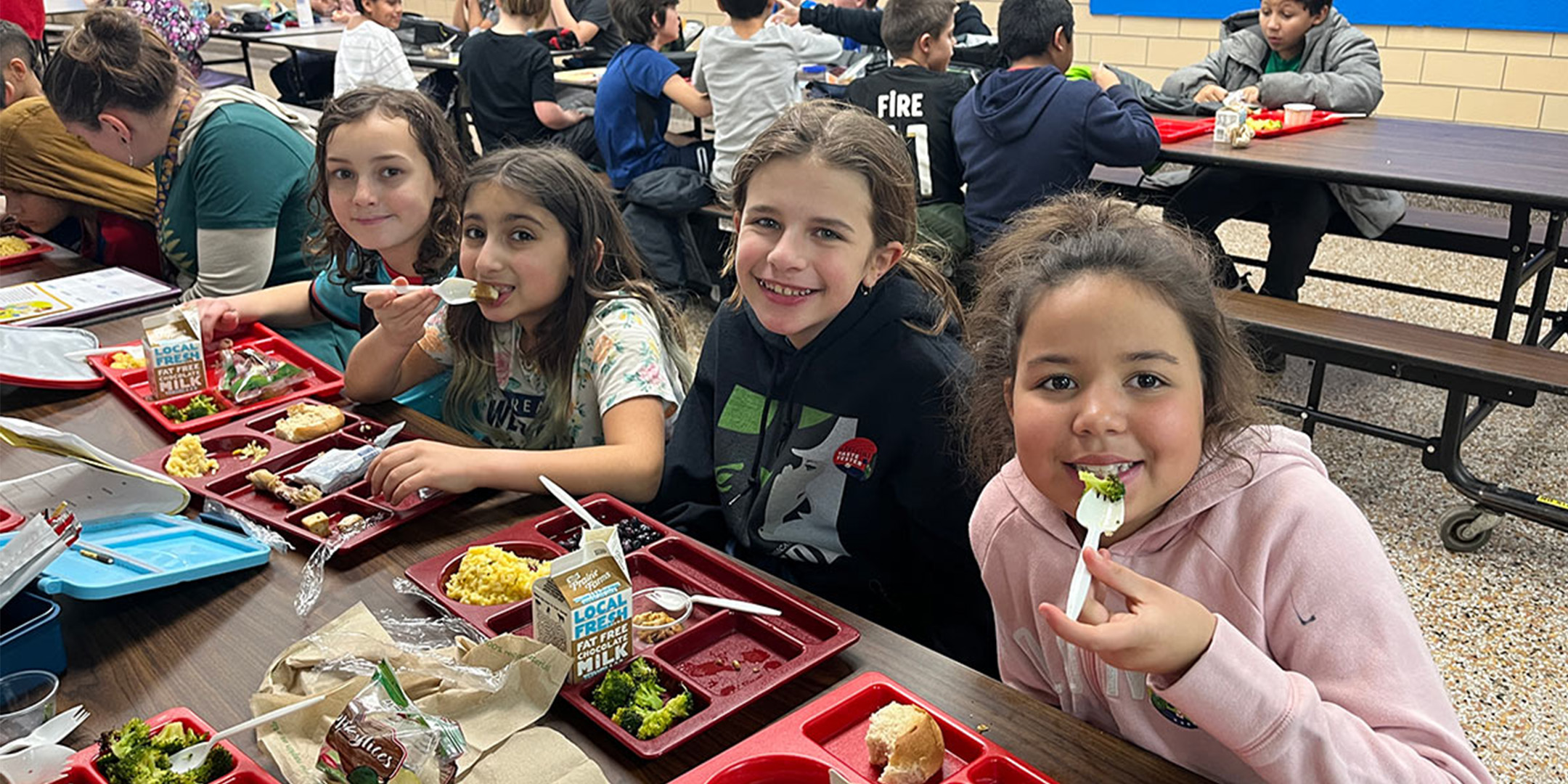 Kids eating lunch